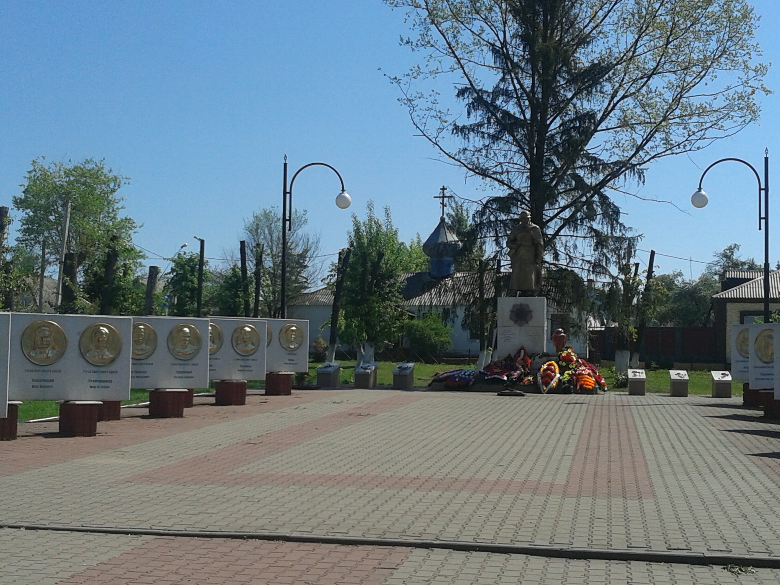 Юнармейцы Октябрьской школы провели благоустройство военно-мемориального объекта «Аллея Славы Белгородского района».