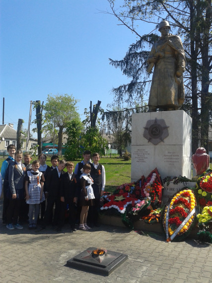 Юнармейцы Октябрьской школы провели благоустройство военно-мемориального объекта «Аллея Славы Белгородского района».